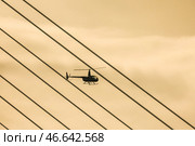 Вертолет, пролетающий поблизости от тросов вантового моста. Стоковое фото, фотограф Юрий Смитюк / ТАСС / Фотобанк Лори