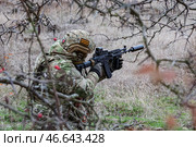Военнослужащий во время тактических учений. Стоковое фото, фотограф Алексей Коновалов / ТАСС / Фотобанк Лори
