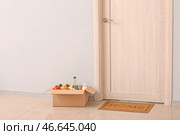 Продукты оставленные курьером службы доставки еды возле двери. Концепция эпидемии. Стоковое фото, фотограф Pixel_shot / Фотобанк Лори