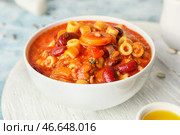 Чаша с вкусной пастой и фасолью на столе. Стоковое фото, фотограф Pixel_shot / Фотобанк Лори