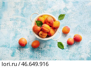 Дуршлаг с вкусными спелыми абрикосами на цветном фоне. Стоковое фото, фотограф Pixel_shot / Фотобанк Лори