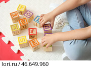 Маленькая девочка с аутичным расстройством играет с кубиками. Стоковое фото, фотограф Pixel_shot / Фотобанк Лори