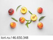 Многие спелые персики на светлом фоне. Стоковое фото, фотограф Pixel_shot / Фотобанк Лори