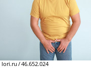Зрелый человек с урологическим заболеванием на светлом фоне. Стоковое фото, фотограф Pixel_shot / Фотобанк Лори