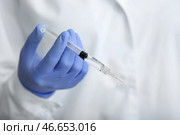 Косметолог держит шприц с наполнителем для инъекций, крупным планом. Стоковое фото, фотограф Pixel_shot / Фотобанк Лори