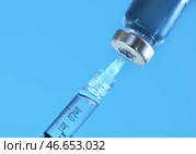 Шприц с наполнителем для косметологии и ампулы на цветном фоне, крупным планом. Стоковое фото, фотограф Pixel_shot / Фотобанк Лори