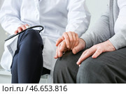 Женщина-врач со старшим мужчиной, страдающим синдромом Паркинсона в клинике. Стоковое фото, фотограф Pixel_shot / Фотобанк Лори