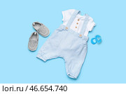 Детская одежда с пинетками и соской на цветном фоне. Стоковое фото, фотограф Pixel_shot / Фотобанк Лори