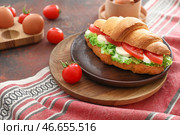 Вкусный бутерброд с круассаном на столе. Стоковое фото, фотограф Pixel_shot / Фотобанк Лори