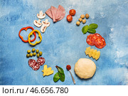Рама изготовлена из ингредиентов для вкусной пиццы на цветном фоне. Стоковое фото, фотограф Pixel_shot / Фотобанк Лори