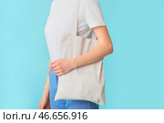 Женщина с эко сумкой на цветном фоне. Стоковое фото, фотограф Pixel_shot / Фотобанк Лори