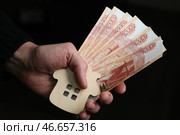 Банкноты номиналом 5000 российских рублей и деревянный домик. Стоковое фото, фотограф Алексей Белкин/NEWS.ru / ТАСС / Фотобанк Лори