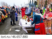 Женщины разливают горячий чай из самовара. Масленица. Город Ялуторовск Тюменская область. Редакционное фото, фотограф Александр Тараканов / Фотобанк Лори