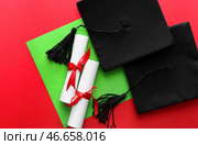 Минометные доски с дипломами на цветном фоне. Концепция окончания средней школы. Стоковое фото, фотограф Pixel_shot / Фотобанк Лори