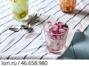 Бокал со вкусным бритым льдом на столе. Стоковое фото, фотограф Pixel_shot / Фотобанк Лори