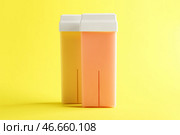 Жирорастворимые восковые картриджи на цветном фоне. Стоковое фото, фотограф Pixel_shot / Фотобанк Лори