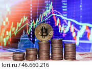 Москва. Физическая монета криптовалюты биткойн, российские пятирублевые монеты и купюры номиналом в 5000 рублей. Стоковое фото, фотограф Сергей Булкин/NEWS.ru / ТАСС / Фотобанк Лори