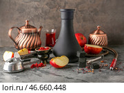 Кальян с табаком, углем и свежим яблоком на сером столе. Стоковое фото, фотограф Pixel_shot / Фотобанк Лори