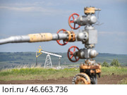 Вентили кустовой насосной станции и нефтяной станок-качалка. Стоковое фото, фотограф Александр Манзюк / ТАСС / Фотобанк Лори