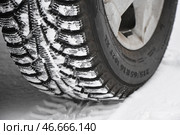Шипованная автомобильная шина. Стоковое фото, фотограф Александр Манзюк / ТАСС / Фотобанк Лори