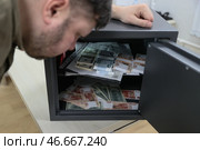 Пачки денег в сейфе. Стоковое фото, фотограф Сергей Булкин/NEWS.ru / ТАСС / Фотобанк Лори