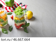 Вкусные овощные салаты в масонных баночках на сером столе. Стоковое фото, фотограф Pixel_shot / Фотобанк Лори