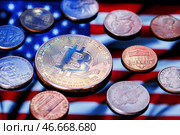 Монета криптовалюты биткойн в окружении монет доллара США различного номинала на фоне флага Соединенных Штатов Америки. Стоковое фото, фотограф Сергей Елагин/Бизнес Online / ТАСС / Фотобанк Лори