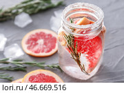 Свежий грейпфрутовый коктейль с розмарином в масонной банке на сером столе. Стоковое фото, фотограф Pixel_shot / Фотобанк Лори