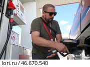 Россия. Заправка автомобиля с помощью топливораздаточного крана. Алексей Белкин/NEWS.ru/TACC. Стоковое фото, фотограф Белкин Алексей / ТАСС / Фотобанк Лори