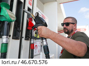 Россия. Водитель с топливораздаточным краном на автозаправочной станции. Алексей Белкин/NEWS.ru/TACC. Стоковое фото, фотограф Белкин Алексей / ТАСС / Фотобанк Лори