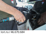 Россия. Заправка автомобиля с помощью топливораздаточного крана. Алексей Белкин/NEWS.ru/TACC. Стоковое фото, фотограф Белкин Алексей / ТАСС / Фотобанк Лори