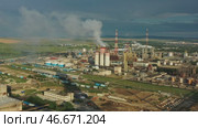 Oil and gas refinery plant. Стоковое видео, видеограф Михаил Коханчиков / Фотобанк Лори