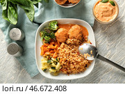 Вкусный отварной рис с фрикадельками и овощами на тарелке. Стоковое фото, фотограф Pixel_shot / Фотобанк Лори