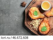 Половинки вкусных печеных груш с медом на деревянной доске. Стоковое фото, фотограф Pixel_shot / Фотобанк Лори