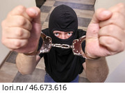 Арестованный преступник в наручниках. Стоковое фото, фотограф Алексей Белкин/NEWS.ru / ТАСС / Фотобанк Лори