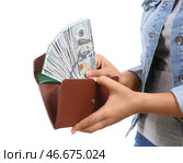 Молодая женщина, держащая кошелек с деньгами на белом фоне, близком расстоянии. Стоковое фото, фотограф Pixel_shot / Фотобанк Лори