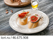 Вкусные бутерброды со спелым инжиром и сыром бри на тарелке. Стоковое фото, фотограф Pixel_shot / Фотобанк Лори