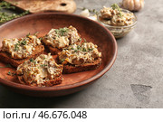 Вкусные бутерброды с спредом и свежей зеленью на тарелке, крупным планом. Стоковое фото, фотограф Pixel_shot / Фотобанк Лори