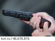 Зарядка пистолета. Стоковое фото, фотограф Сергей Булкин/NEWS.ru / ТАСС / Фотобанк Лори