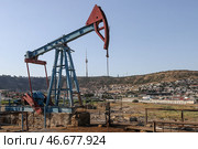 Нефтяной станок-качалка на фоне города. Стоковое фото, фотограф Сергей Булкин/NEWS.ru / ТАСС / Фотобанк Лори