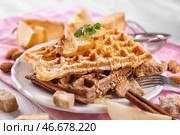 Лить мед на вкусные вафли с кусочками груши на тарелке. Стоковое фото, фотограф Pixel_shot / Фотобанк Лори