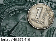 Монета в 1 российский рубль на банкноте номиналом 1 доллар США. Стоковое фото, фотограф А. Титов/Бизнес Online / ТАСС / Фотобанк Лори