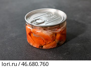 Кусочки красной рыбы, консервированные с репчатым луком и лавровым листом. Стоковое фото, фотограф Сергей Петров/NEWS.ru / ТАСС / Фотобанк Лори