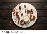 Стакан молока с вкусной итальянской бискотти на деревянный стол. Стоковое фото, фотограф Pixel_shot / Фотобанк Лори
