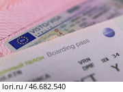 Шенгенская виза в заграничном паспорте гражданина Российской Федерации и посадочный талон. Стоковое фото, фотограф Сергей Булкин/NEWS.ru / ТАСС / Фотобанк Лори