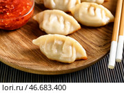 Деревянная тарелка с вкусной японской гёзы на столе, крупным планом. Стоковое фото, фотограф Pixel_shot / Фотобанк Лори