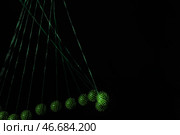Стробоскопическая фотография движущегося зеленого шара на темном фоне. Стоковое фото, фотограф Pixel_shot / Фотобанк Лори