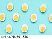 Половинки вкусных отваренных яиц на голубом фоне. Стоковое фото, фотограф Pixel_shot / Фотобанк Лори
