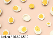 Половинки вкусных отваренных яиц с ломтиками на розовом фоне. Стоковое фото, фотограф Pixel_shot / Фотобанк Лори