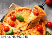 Бумажка для выпечки с вкусной пиццей маргарита на сером фоне. Стоковое фото, фотограф Pixel_shot / Фотобанк Лори